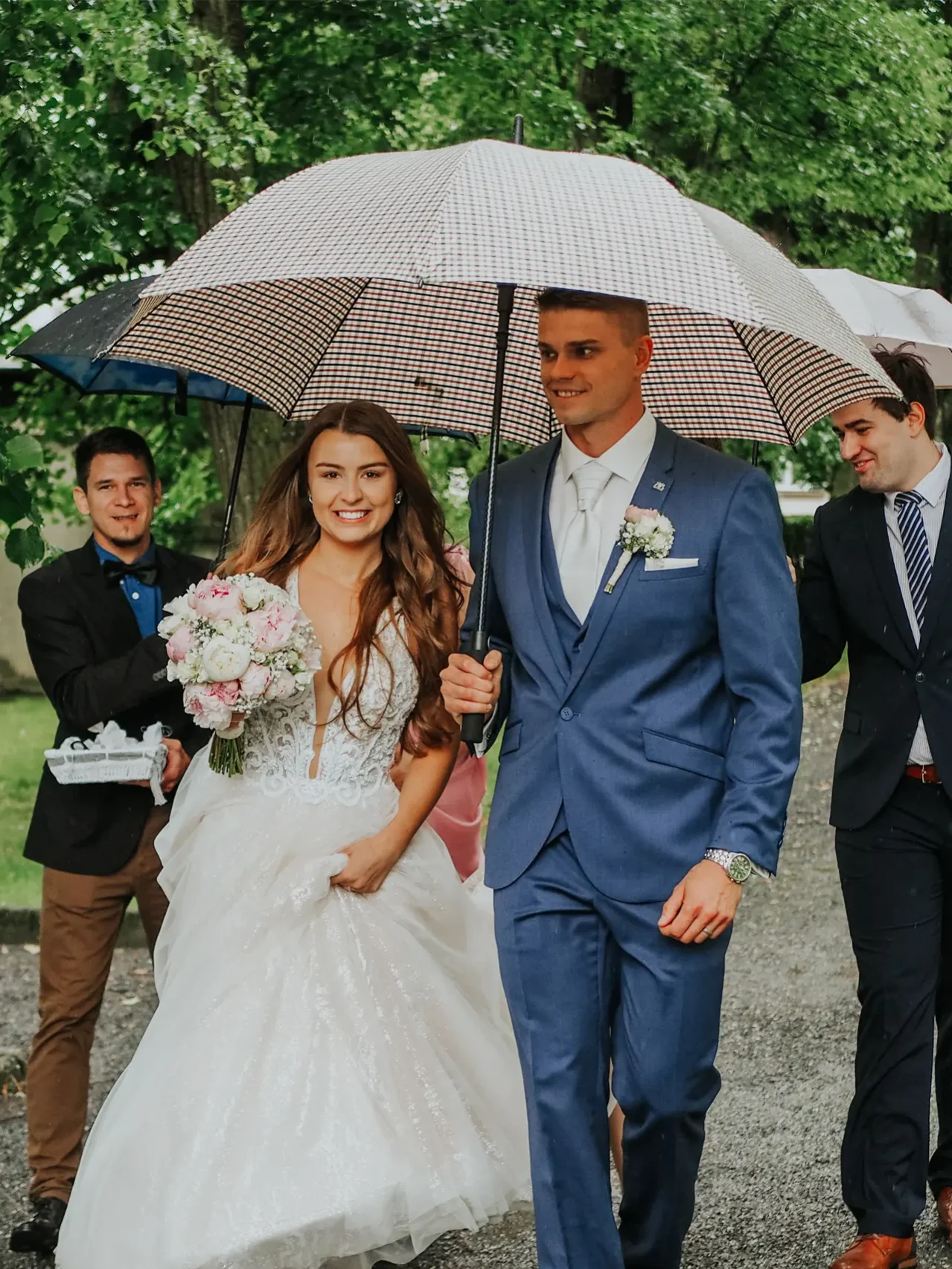 Momentka novomanželů z focení svatby v Náměšti na Hané.