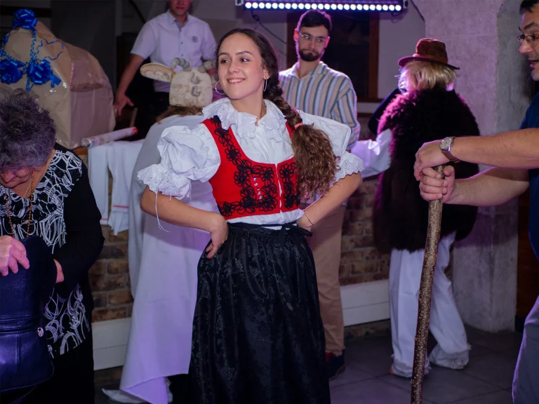 Fotka tancující slečny v kostýmu na oslavě narozenin