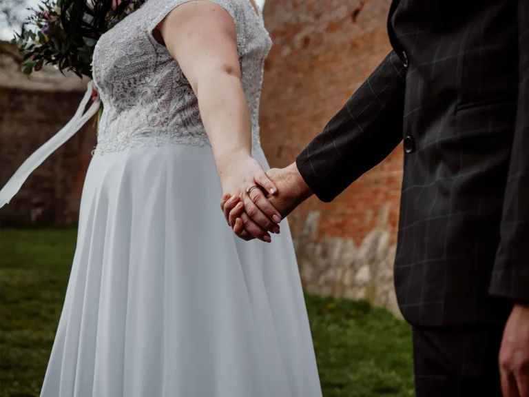 Fotografie z focení novomanželů - detail rukou a prstýnku.
