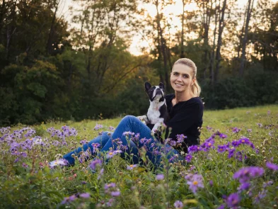 Portrétní fotografie v přírodě při západu slunce se psem.